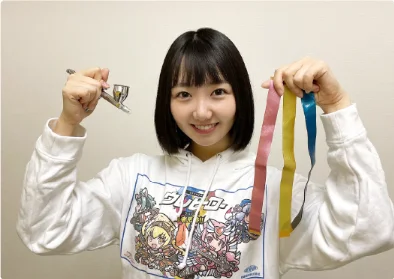 エアブラシとウレヒーローで塗装したリボンを持つ女性